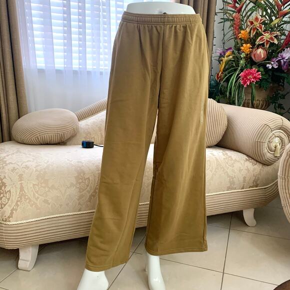 Uniqlo Wide Sweatpants with Pockets in Khaki - Picture 2 of 8